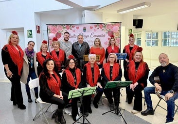 El ambiente festivo, garantizado gracias a la actuación del Coro Rociero Virgen del Rosario.