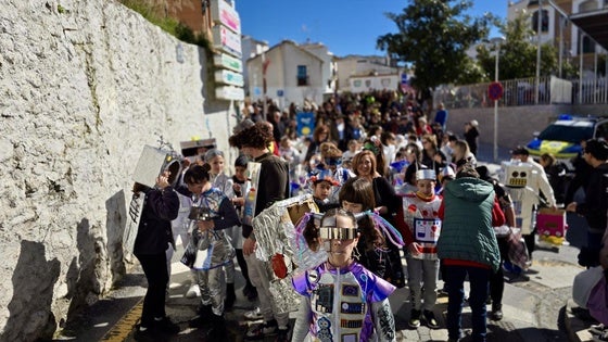 Los escolares de Huétor Vega protagonizan el pasacalles