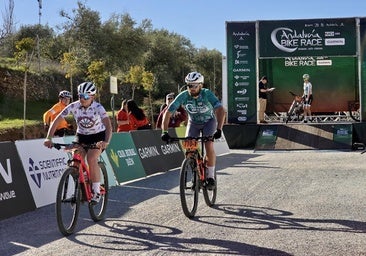 Decenas de ciclistas, vehículos de asistencia técnica y autocaravanas han tomado Huétor Vega.
