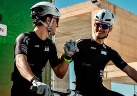 Decenas de ciclistas, vehículos de asistencia técnica y autocaravanas han tomado la localidad.