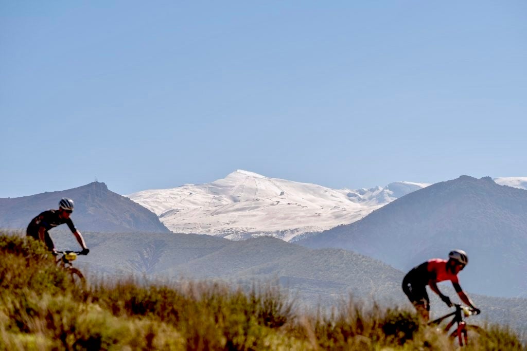Espectacular presencia de Sierra Nevada como telón de fondo.