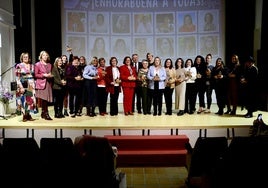 Las concejalas del pleno municipal de Huétor Vega en los últimos 39 años, reunidas en el escenario de La Nava.