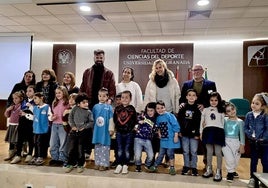 El joven alumnado pequeño, en la Facultad de Ciencias del Deporte de Granada.