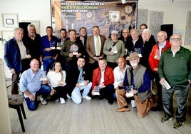 Los agricultores de Huétor Vega, con sus placas conmemorativas en la presentación de la 'Ruta de la haba y la alcachofa'.