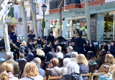 Concierto de Domingo de Ramos, en la Plaza de la Iglesia de Huétor Vega, a cargo de la Banda de Música.