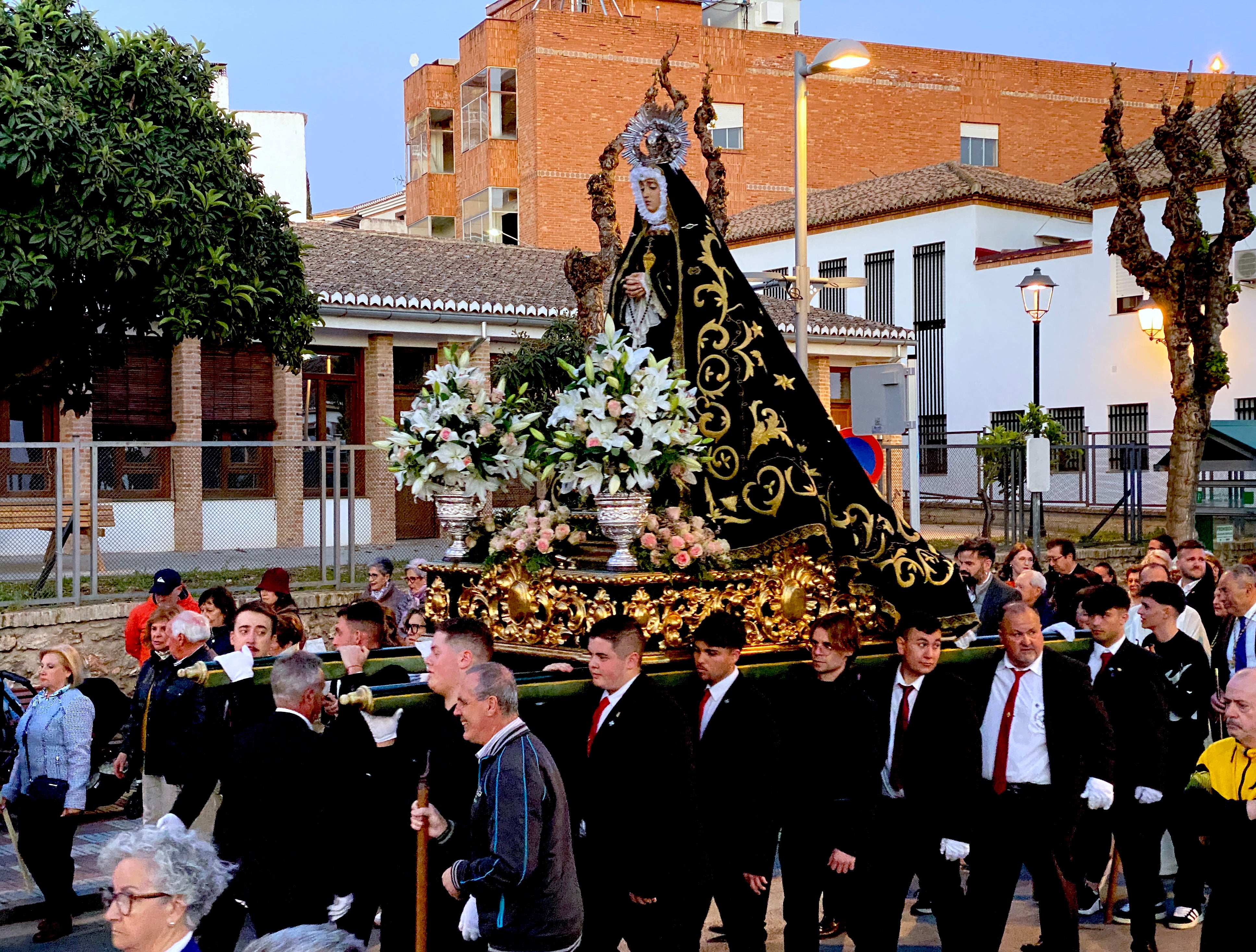 El Jueves Santo suena a saeta en Huétor Vega
