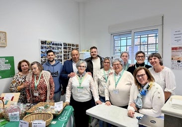 El alcalde y el concejal de Mayores (en el centro), con la Junta Local de la AECC.