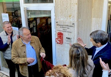 Descubrimiento de la placa, en la puerta de la sede, en la calle Martín Recuerda.