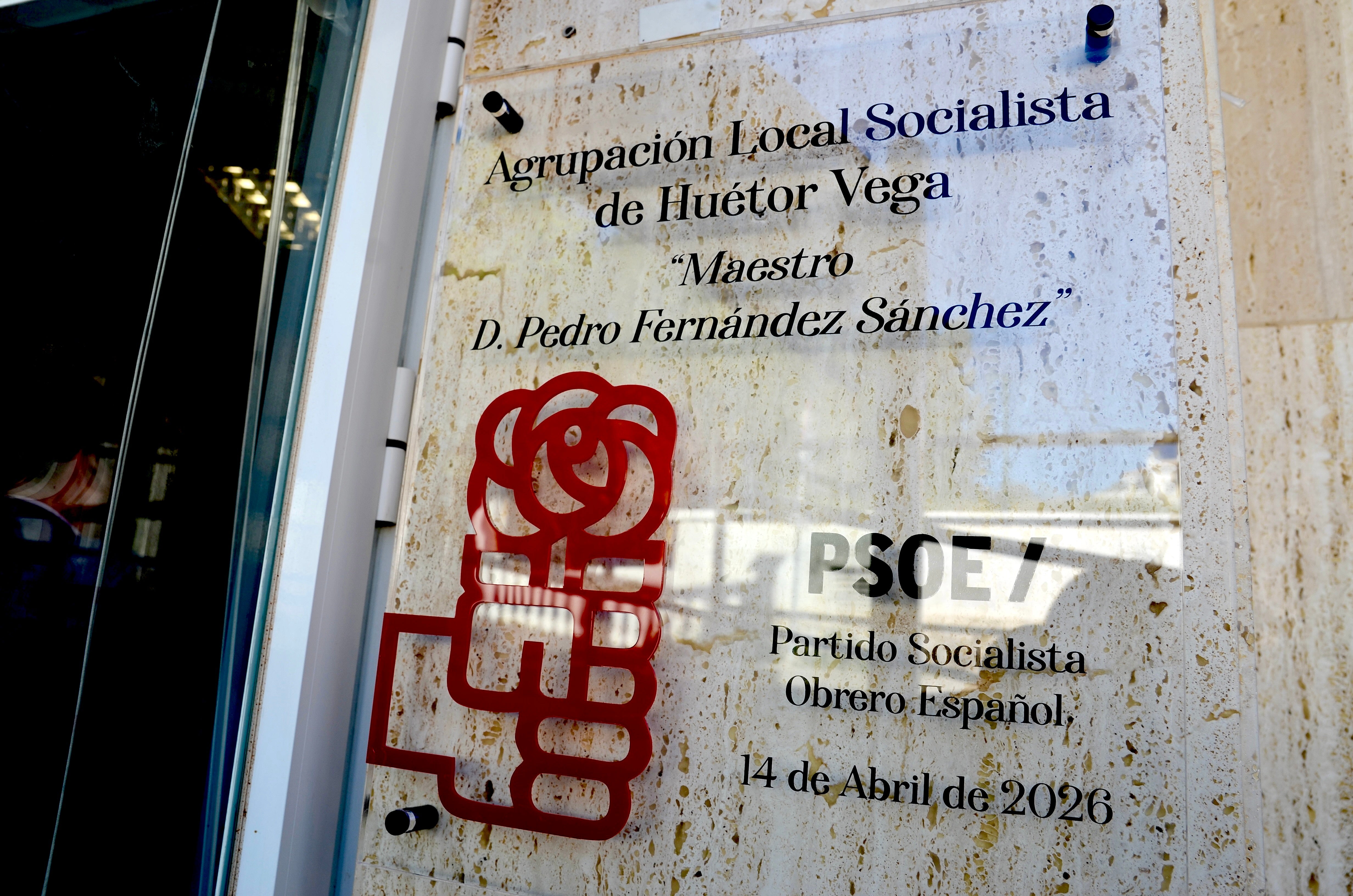 La placa en la puerta.