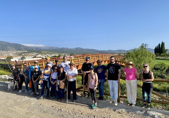 Parte del grupo de paseantes, en el primer puente de madera instalado en el nuevo sendero.