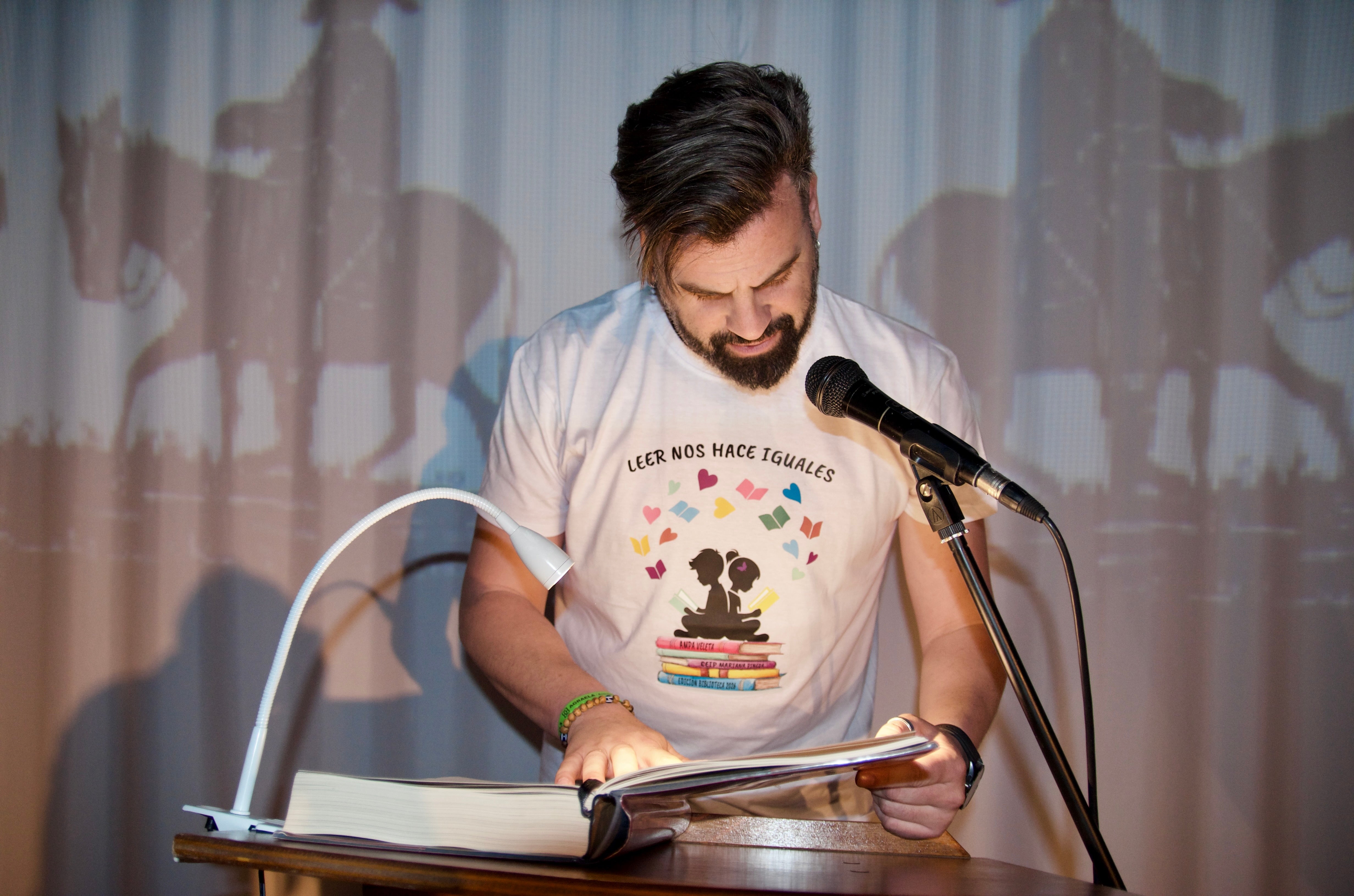 Huétor Vega lee 'El Quijote' en el Centro Huerta Cercada