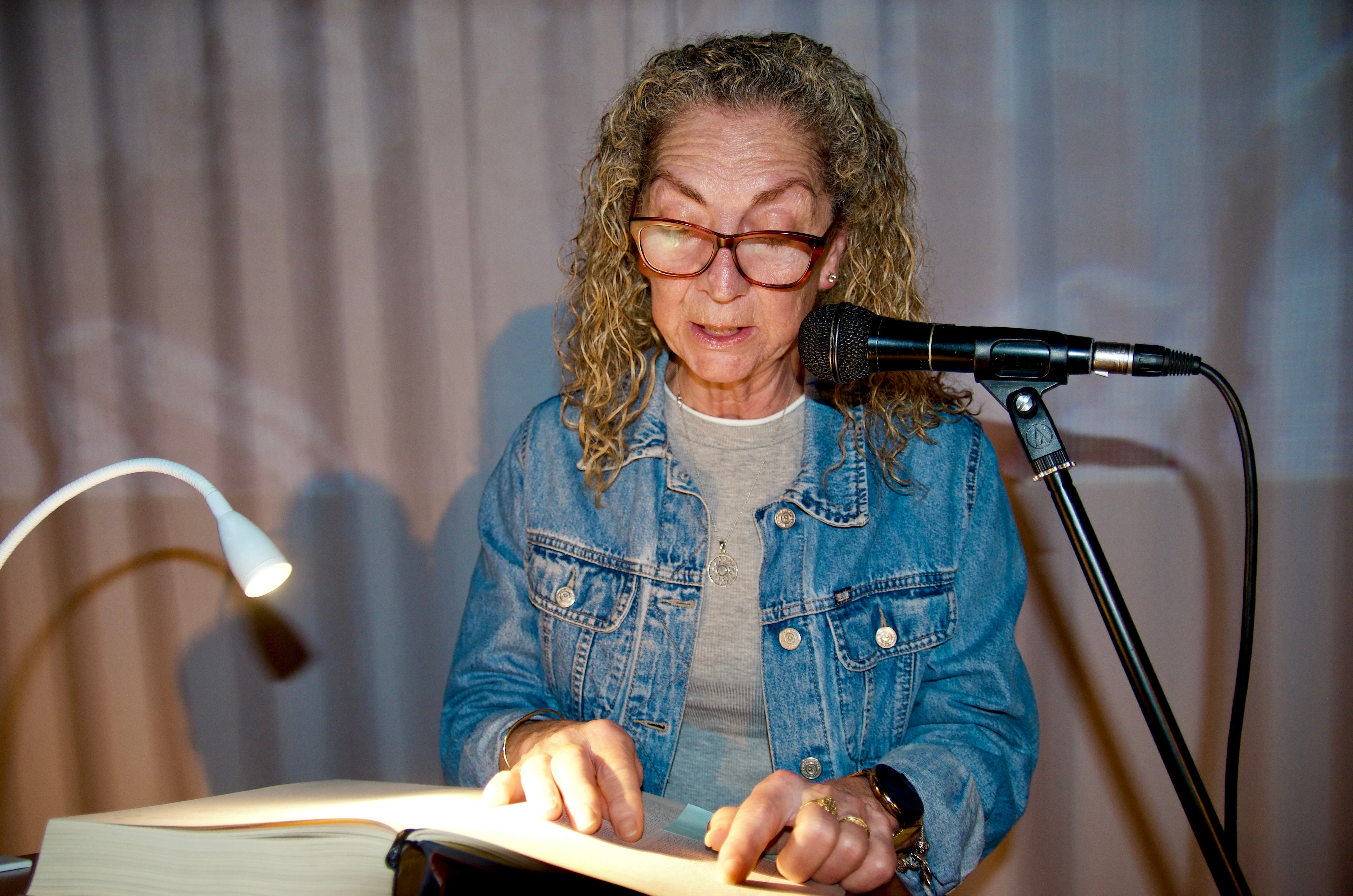 Huétor Vega lee 'El Quijote' en el Centro Huerta Cercada