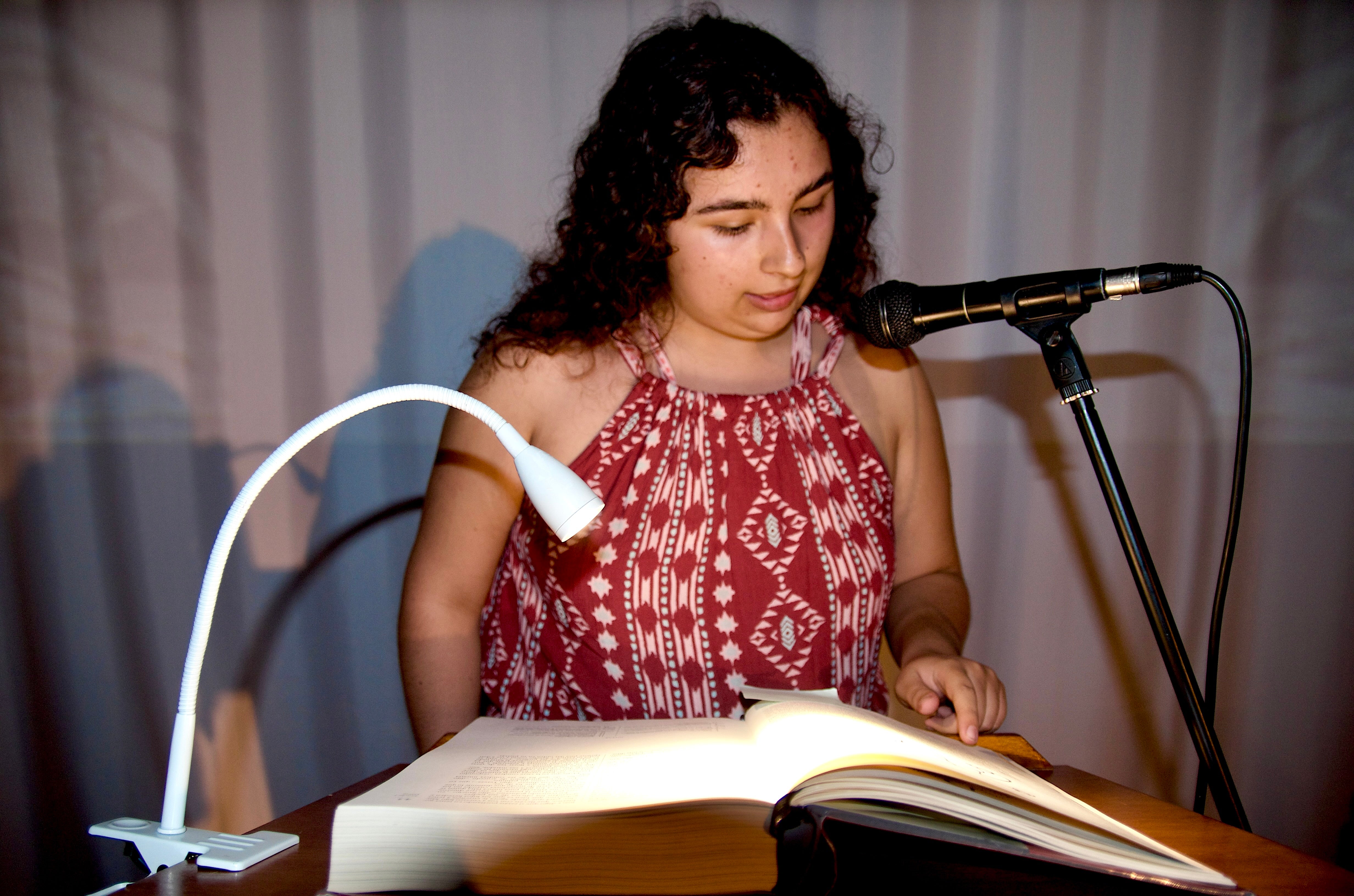 Huétor Vega lee 'El Quijote' en el Centro Huerta Cercada