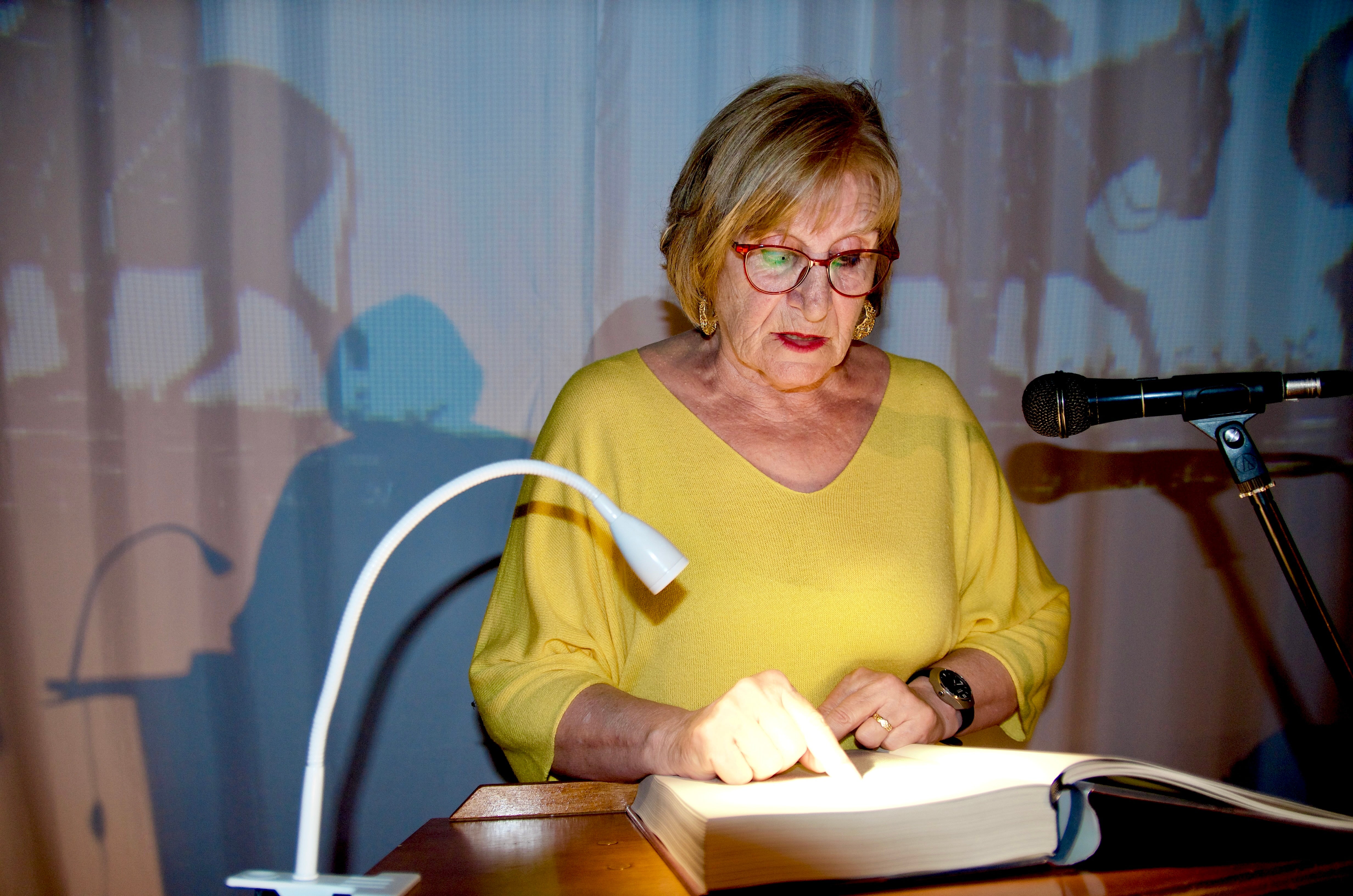 Huétor Vega lee 'El Quijote' en el Centro Huerta Cercada