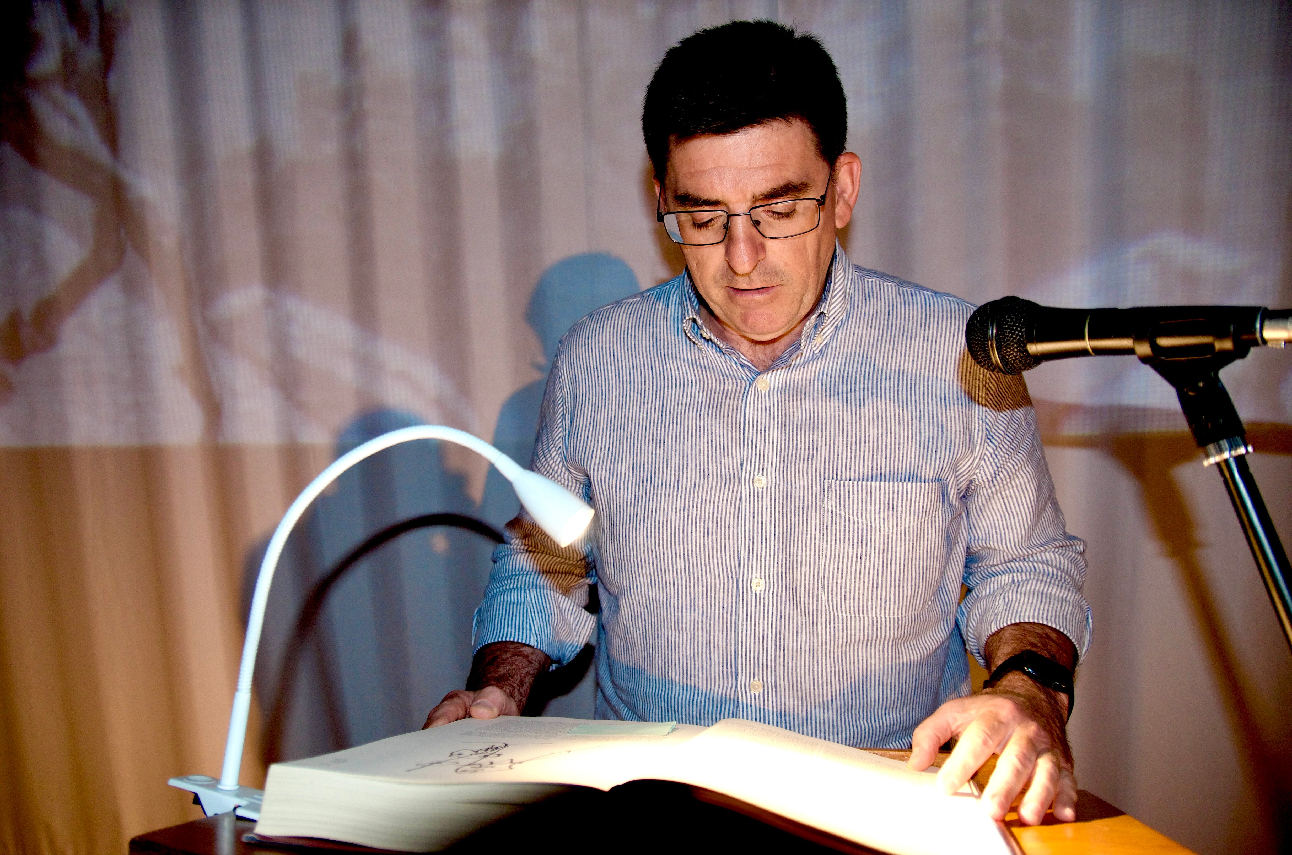 Huétor Vega lee 'El Quijote' en el Centro Huerta Cercada