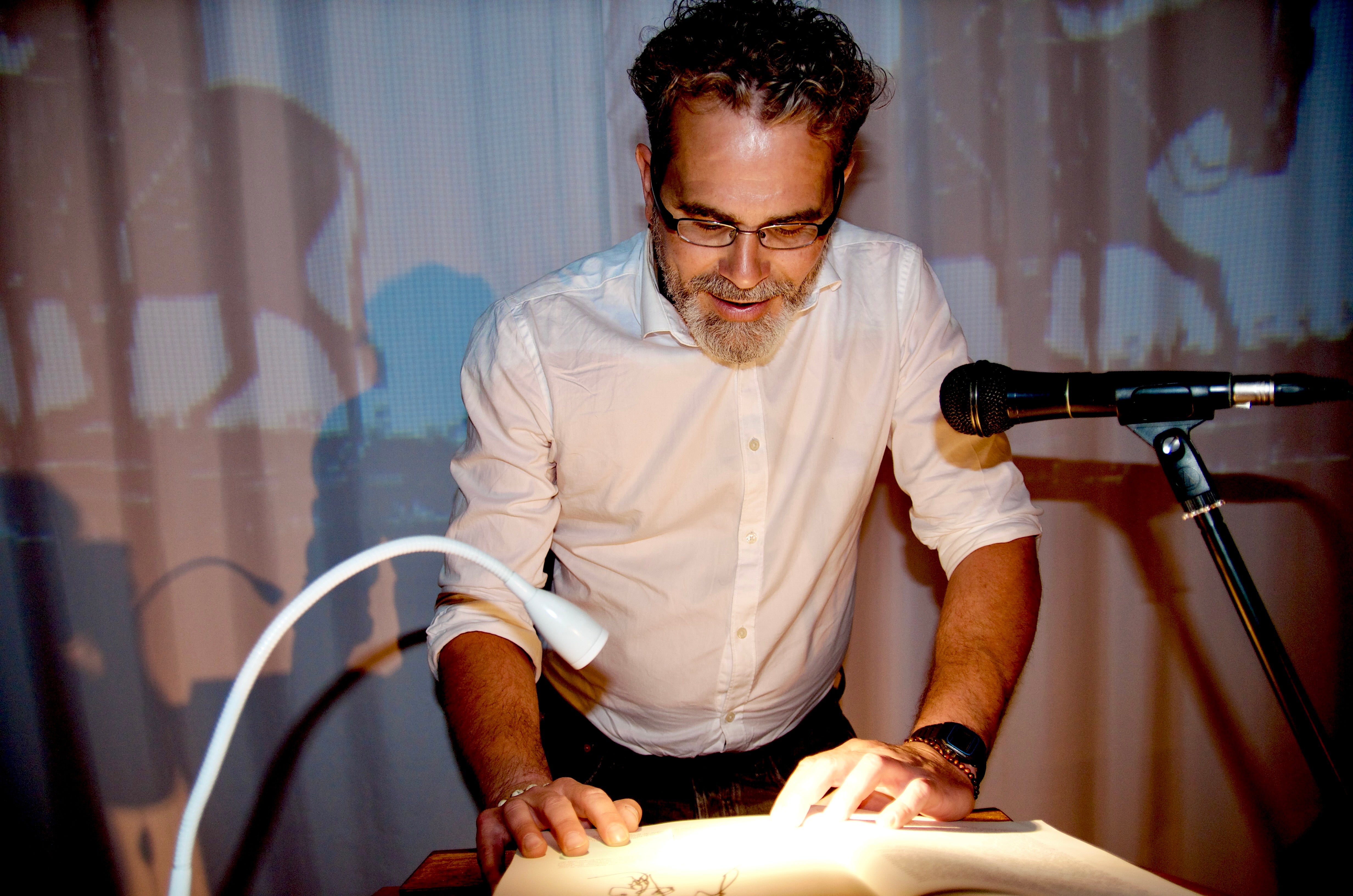 Huétor Vega lee 'El Quijote' en el Centro Huerta Cercada