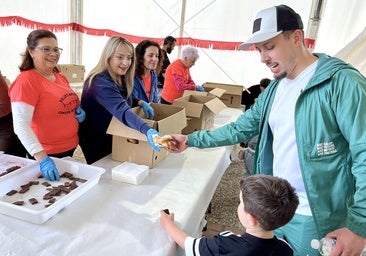 La concejala de Fiestas, Carolina Higueras, repartiendo los hornazos.