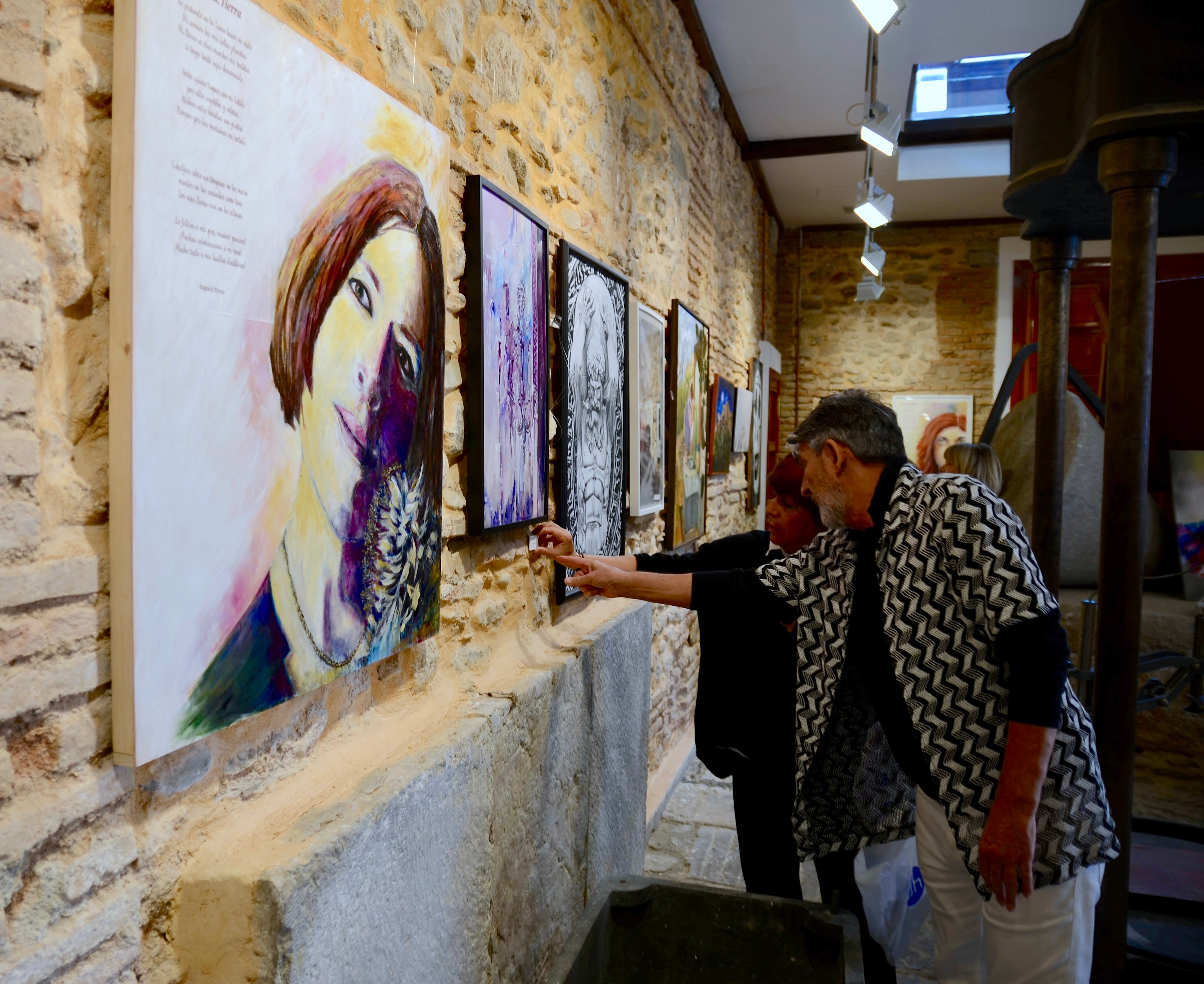 La asociación Armus, montando la exposición.