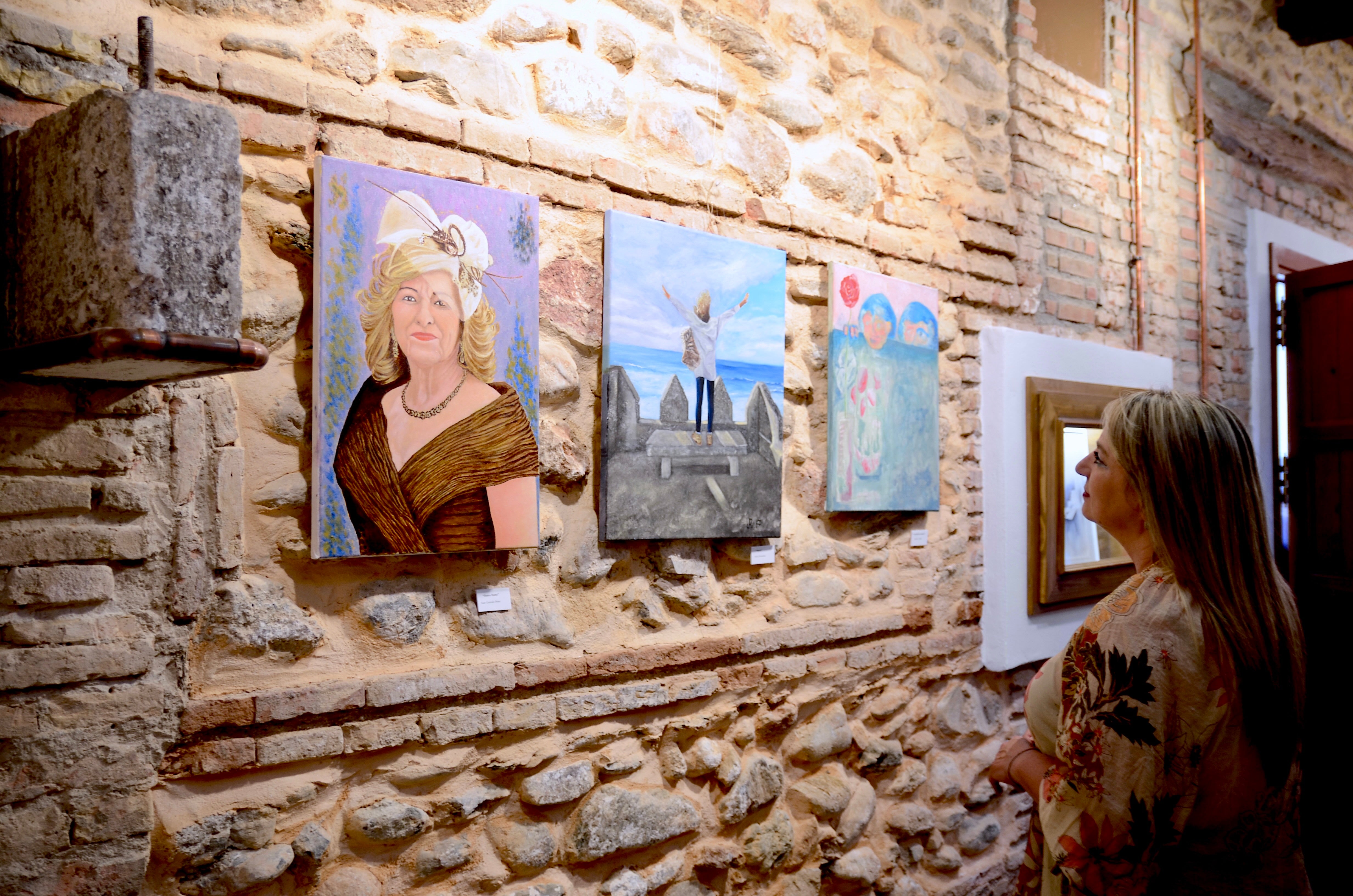 La concejala de Igualdad de Huétor Vega, Carolina Higueras, observa las obras.