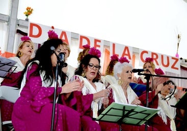Actuación del Día de la Cruz por parte del Coro Rociero Virgen del Rosario, en la carpa de Huerta Cercada.