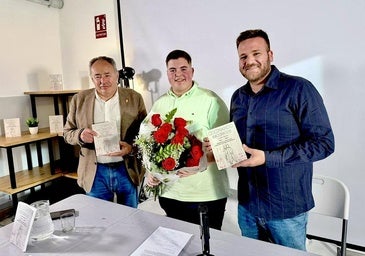 El alcalde y el concejal de Juventud de Huétor Vega, con Manuel Ruano Díez en la presentación del volumen.