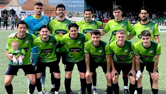 La afición del Huétor Vega disfruta de un último baile con goleada