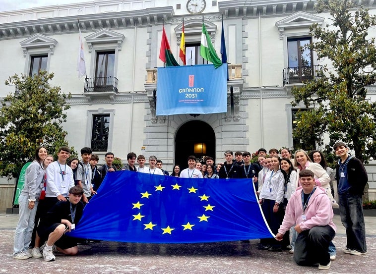 El alumnado del IES Los Neveros de Huétor Vega, con la bandera europea en la puerta del Ayuntamiento de Granada.