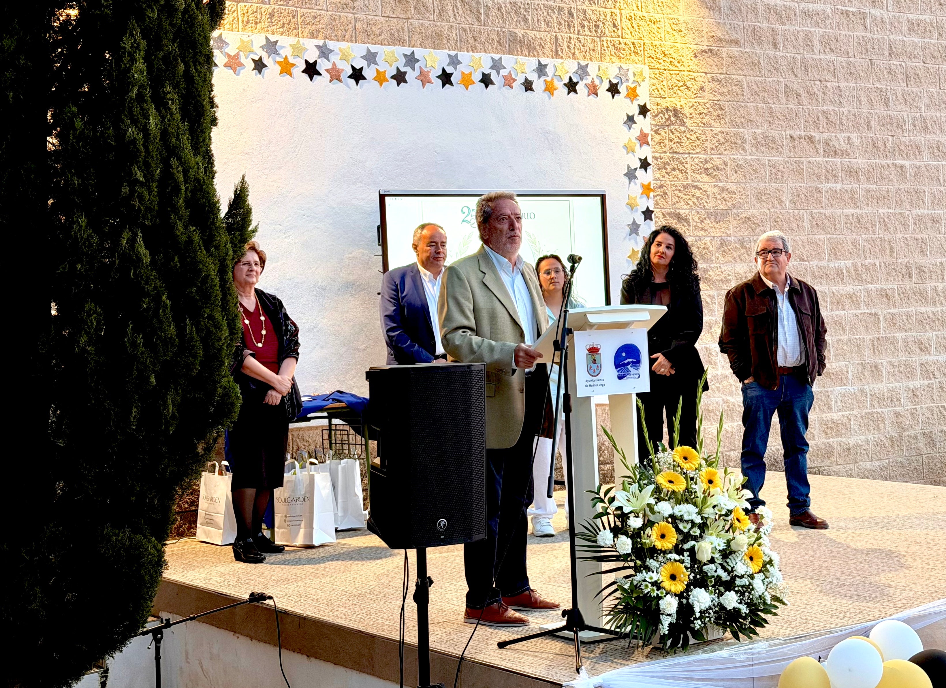 Los alcaldes del municipio, celebrando la historia del instituto de Huétor Vega.