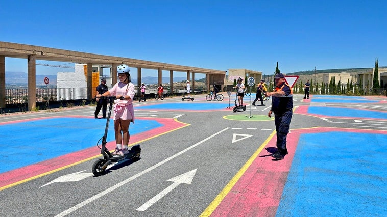 Huétor Vega incorpora seis patinetes eléctricos para la educación vial a los escolares