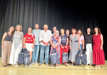 Las responsables de los diferentes talleres municipales reciben unas bolsas de recuerdo por parte del Ayuntamiento de Huétor Vega.