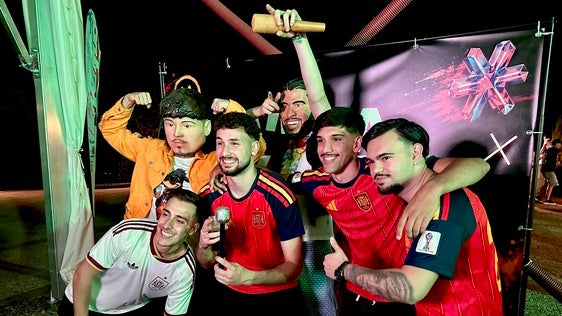 La juventud celebra el pase de España a semifinales en el Vega Youth Fest