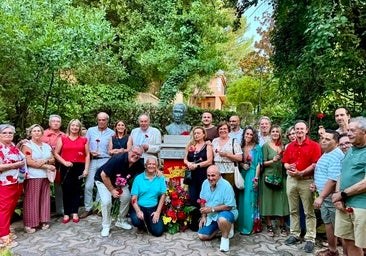 El homenaje, junto al busto dedicado al maestro Pedro Fernández en el Carmen de San Rafael.