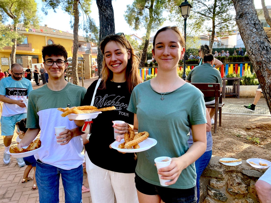 Desayuno popular en Huétor Vega: chocolate con churros a ritmo de charanga