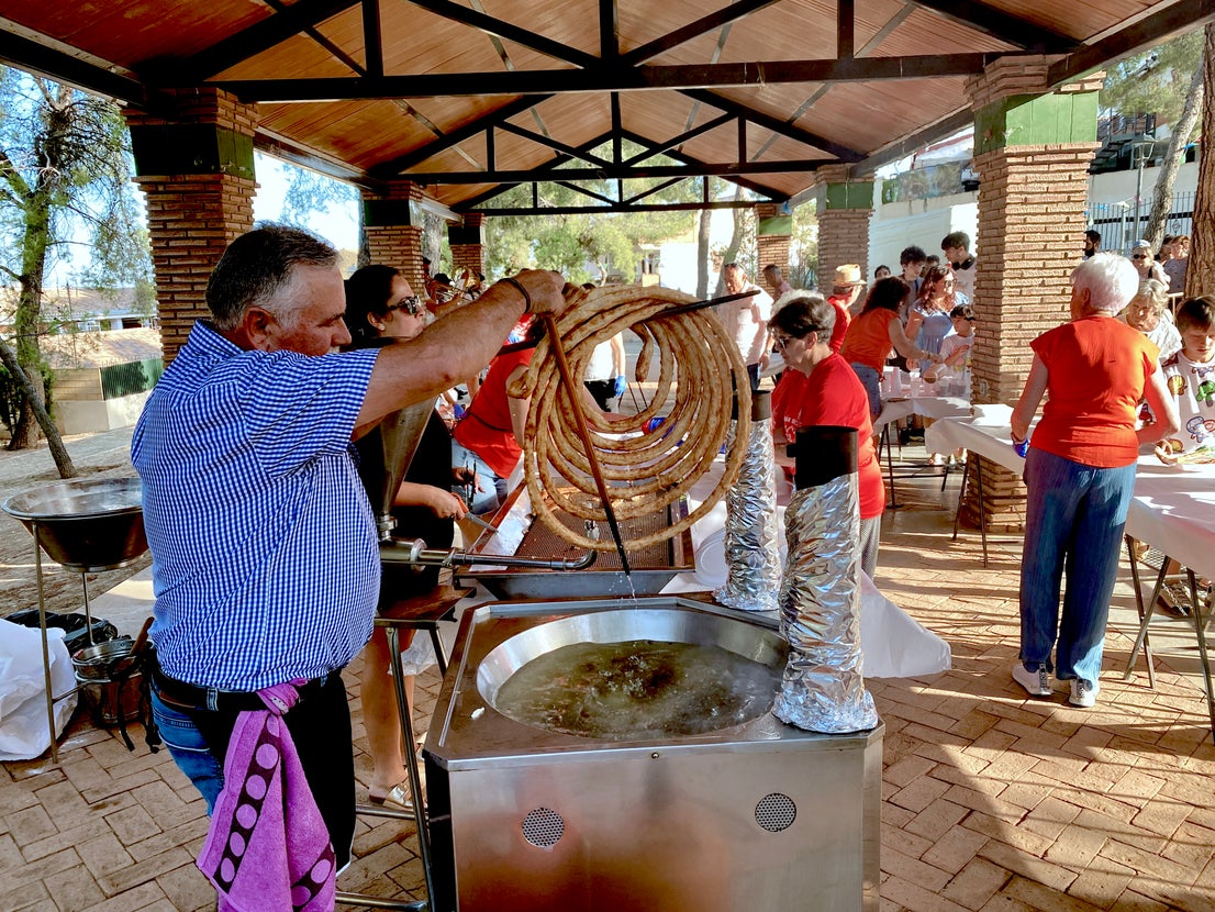 Desayuno popular en Huétor Vega: chocolate con churros a ritmo de charanga