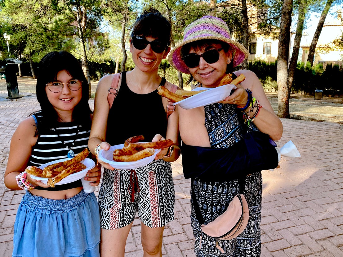 Desayuno popular en Huétor Vega: chocolate con churros a ritmo de charanga