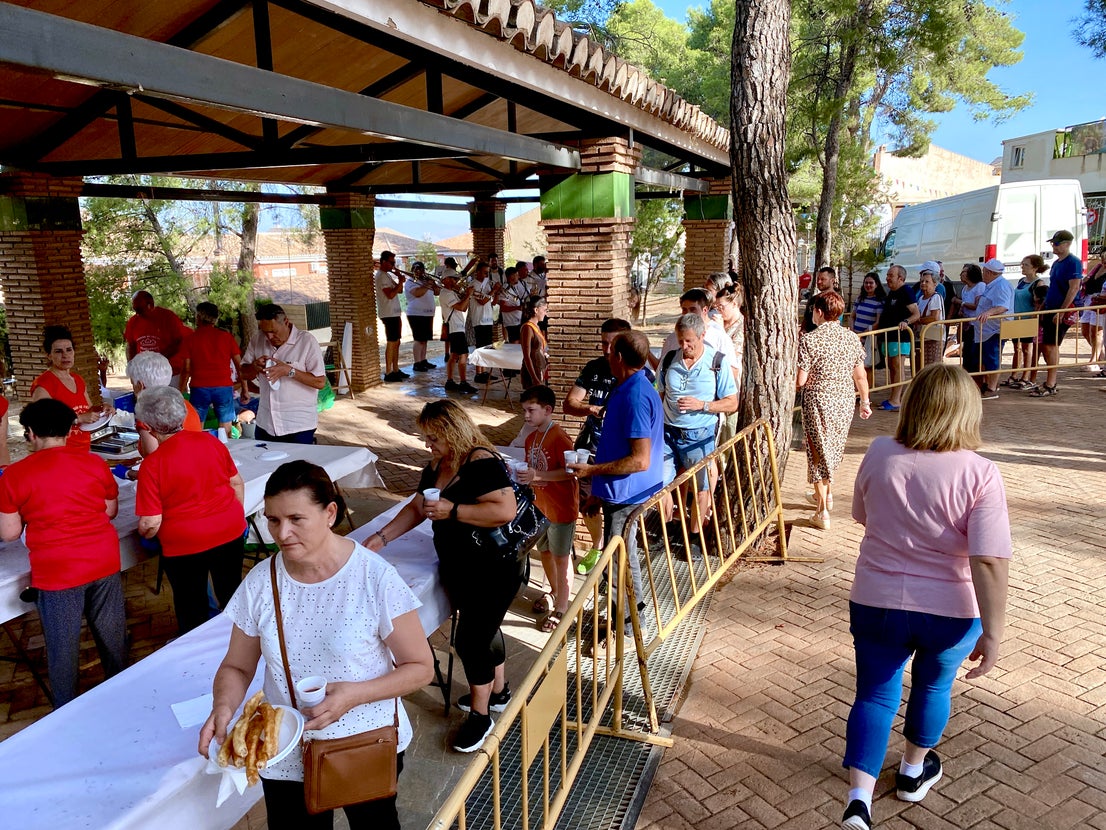 Desayuno popular en Huétor Vega: chocolate con churros a ritmo de charanga