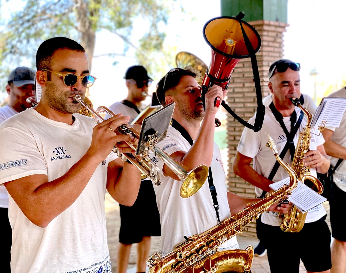 Desayuno popular en Huétor Vega: chocolate con churros a ritmo de charanga