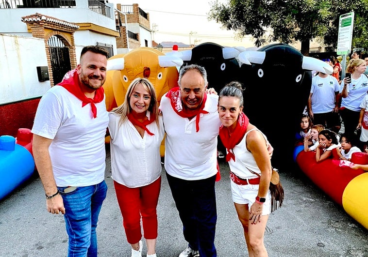 Miembros del equipo de gobierno, delante de los bravos toros hinchables.