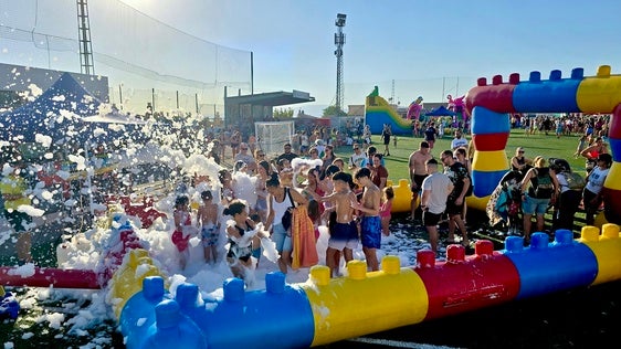 El campo de fútbol de Huétor Vega se convierte en un parque acuático
