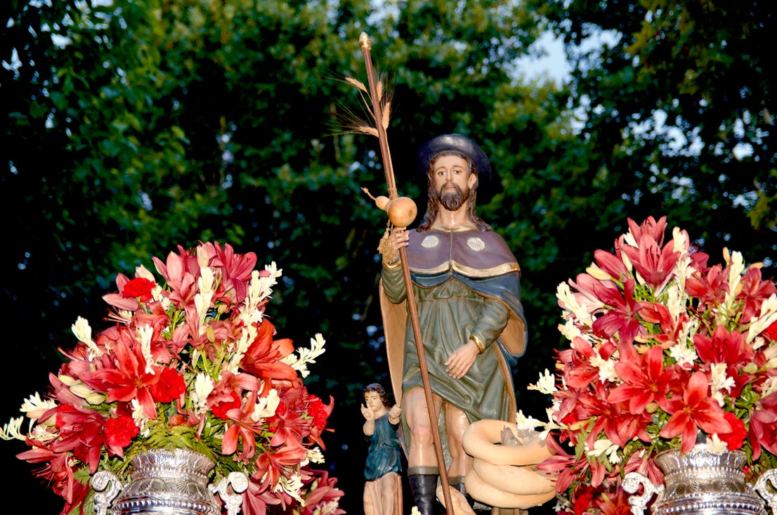 La emocionante procesión de San Roque y la Virgen del Rosario en Huétor Vega