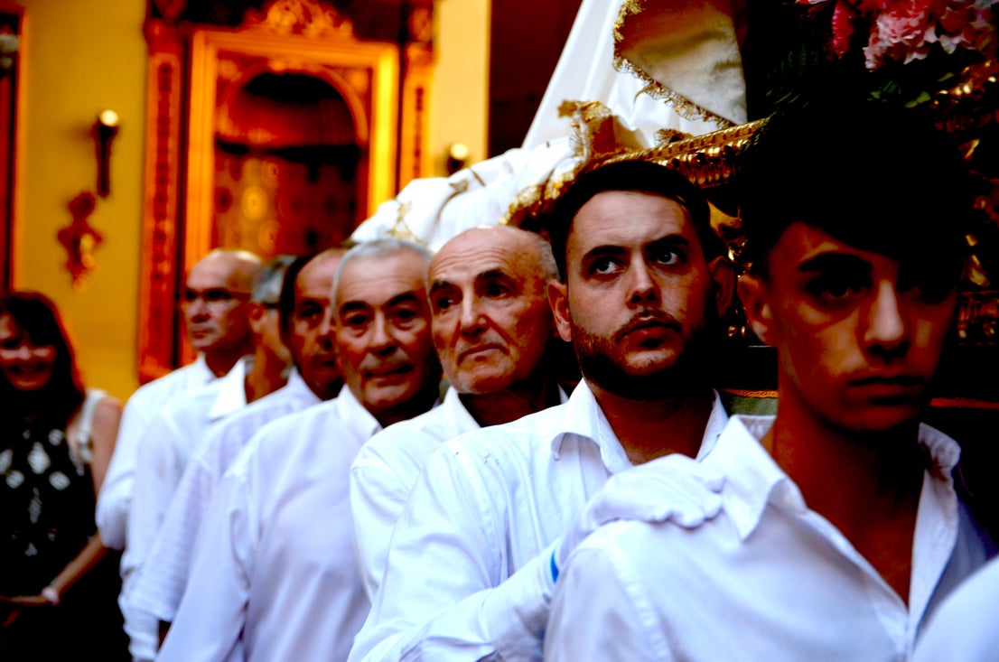 La emocionante procesión de San Roque y la Virgen del Rosario en Huétor Vega