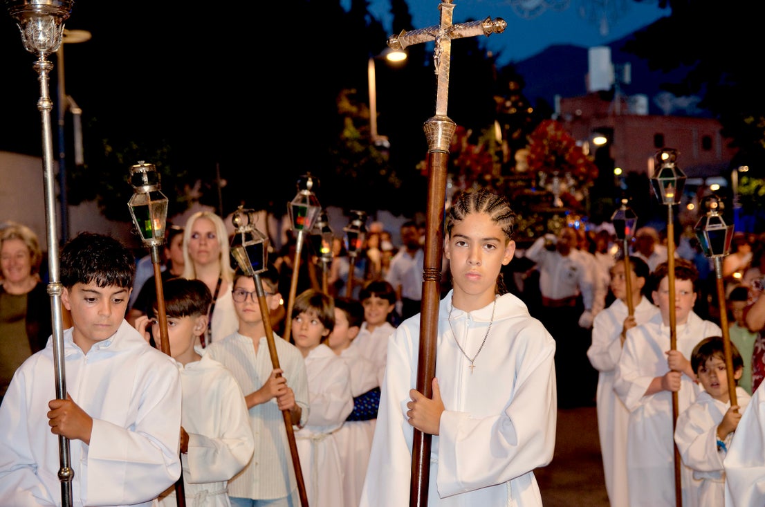 La emocionante procesión de San Roque y la Virgen del Rosario en Huétor Vega