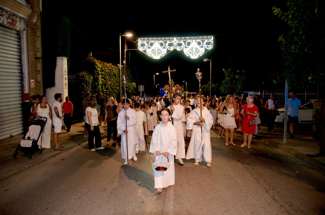 La emocionante procesión de San Roque y la Virgen del Rosario en Huétor Vega