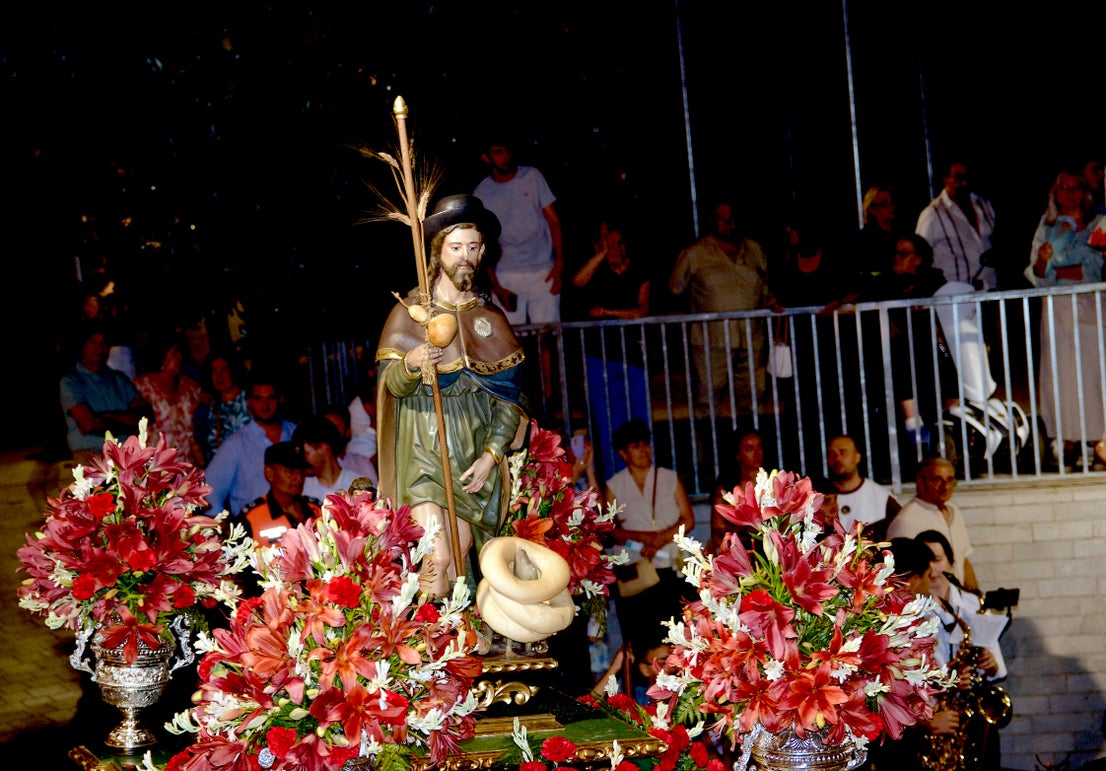 La emocionante procesión de San Roque y la Virgen del Rosario en Huétor Vega
