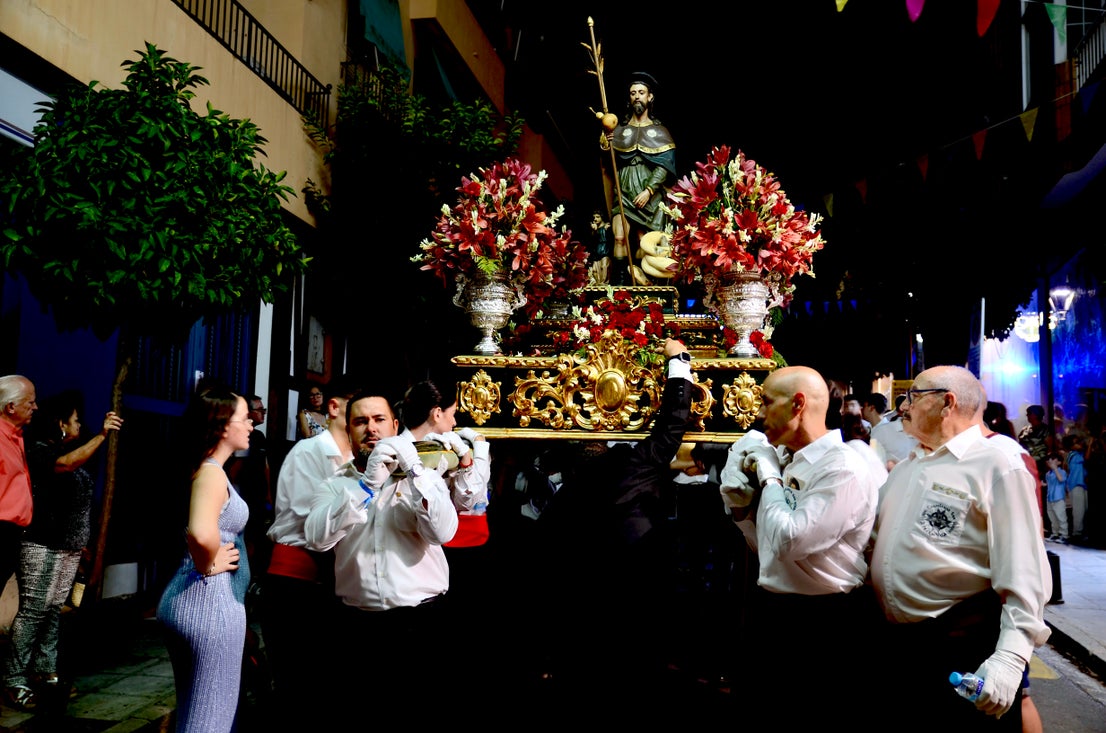 La emocionante procesión de San Roque y la Virgen del Rosario en Huétor Vega