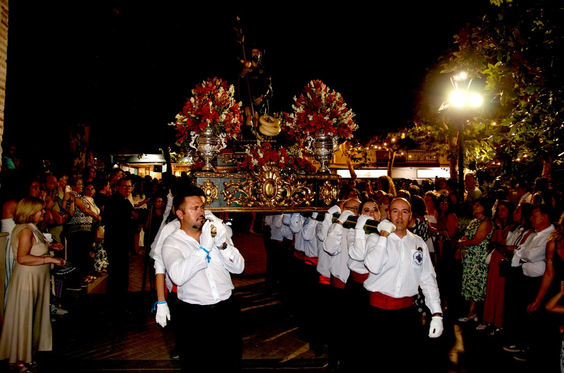 La emocionante procesión de San Roque y la Virgen del Rosario en Huétor Vega