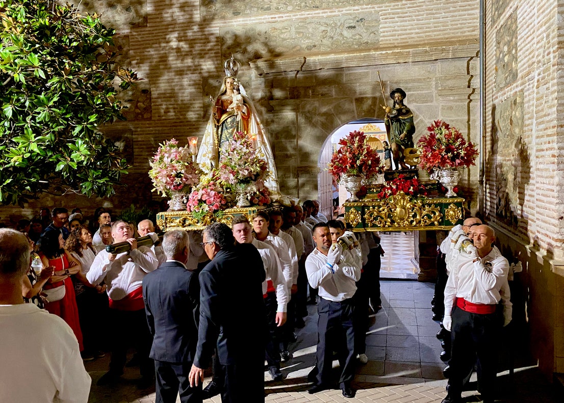 La emocionante procesión de San Roque y la Virgen del Rosario en Huétor Vega