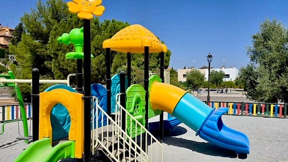 La Plaza de las Naciones de Huétor Vega incorpora nuevos columpios