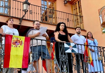 Emilio, arropado por varios concejales del PP de Huétor Vega.