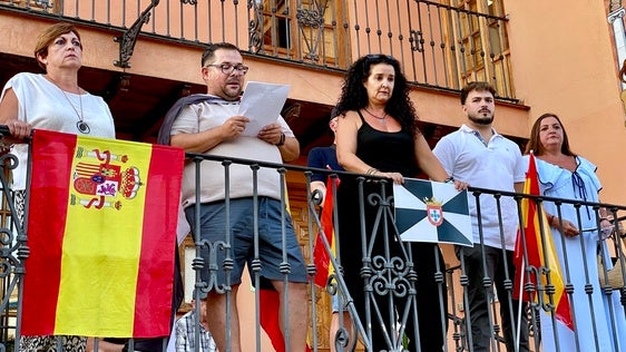 Un centenar de personas acuden a la concentración de la FEMP por Ceuta en Huétor Vega